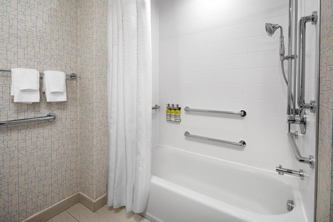 Holiday Inn Express & Suites Woodside Laguardia Airport New York Exterior photo